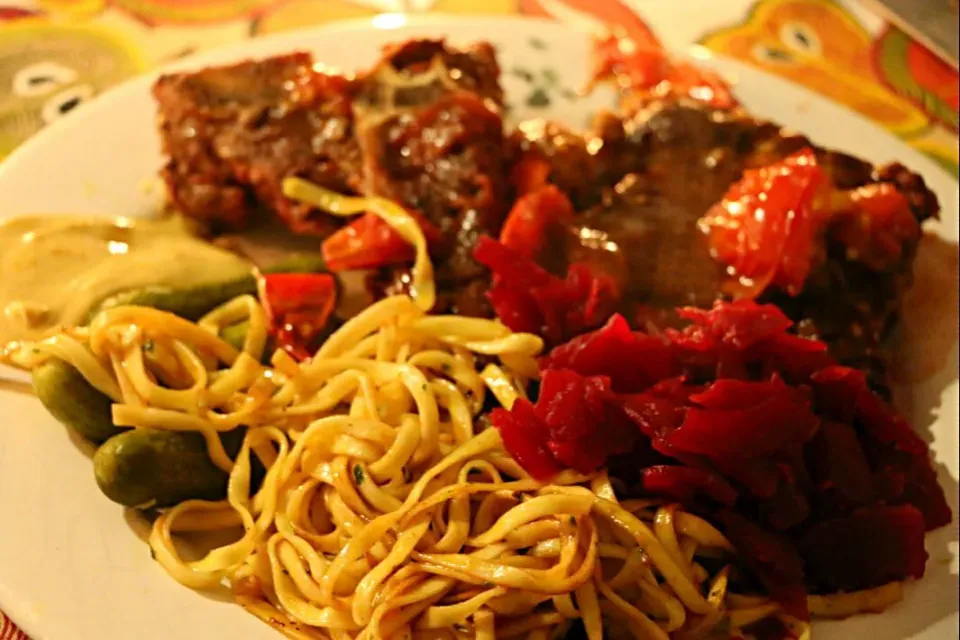 steak with noodles and red cabbage|claudia teaさん