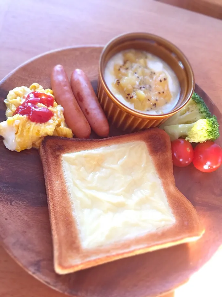 朝ごはん。朝はご飯派だけど、今日はパンが食べたくなったー。犬の散歩のあとのゆっくり朝食。休みの日はいいなぁ💖|mmmさん