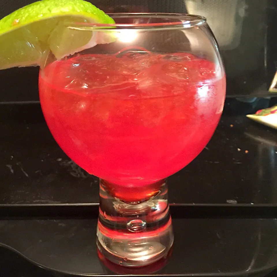 Red Viniq, Peach Brandy, tonic and a squeeze of lime.|Chef Ampさん