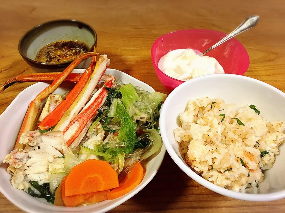 蟹鍋。楽天で買った蟹です。炙り明太とシソ、胡麻の混ぜ御飯。りんごとバナナヨーグルト。ハニー、メープルシロップ入り。|pepiさん