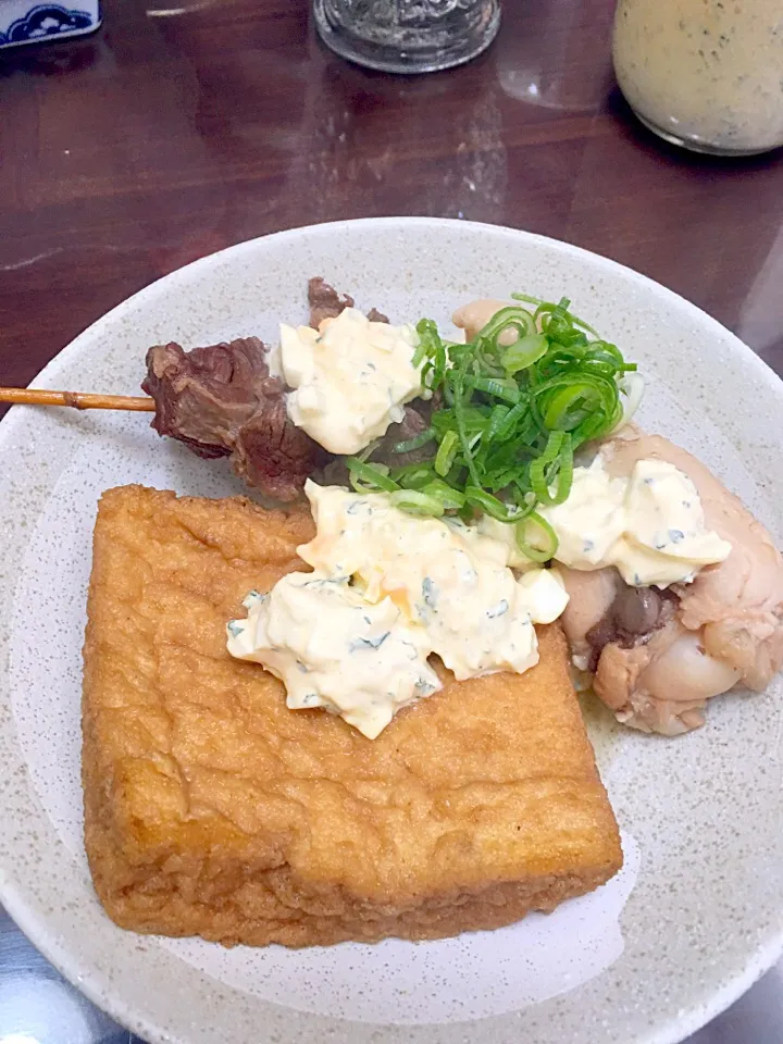 まずは厚揚げ/スジ/手羽元。タルタルソースで食べてみました！|takamuraさん