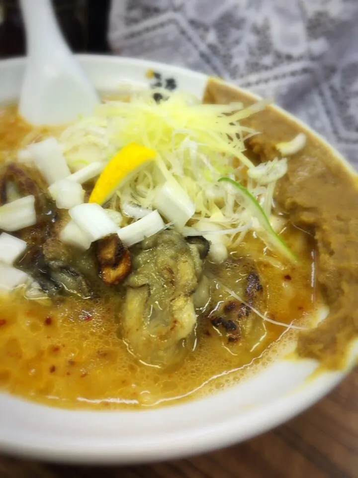 Snapdishの料理写真:牡蠣の土手味噌ラーメン牡蠣増し|がっし〜さん