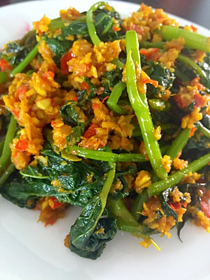 Snapdishの料理写真:Stir-fry Baby Sweet Potato Leaves 🌿 with dry shrimps 🍚|Tari's Kitchenさん