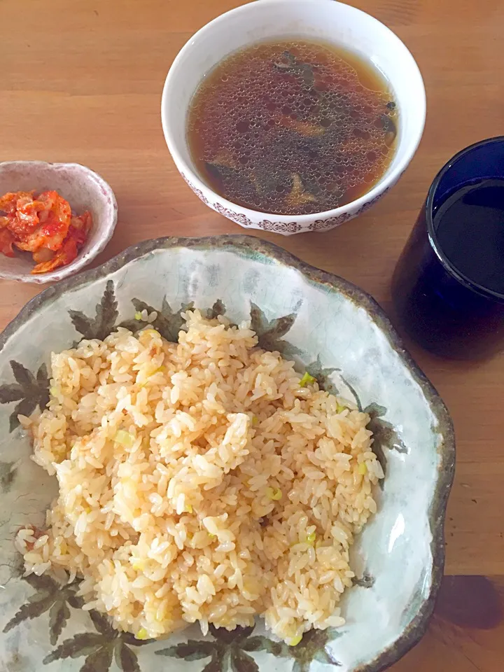 お昼はお醤油チャーハン。|みぽさん