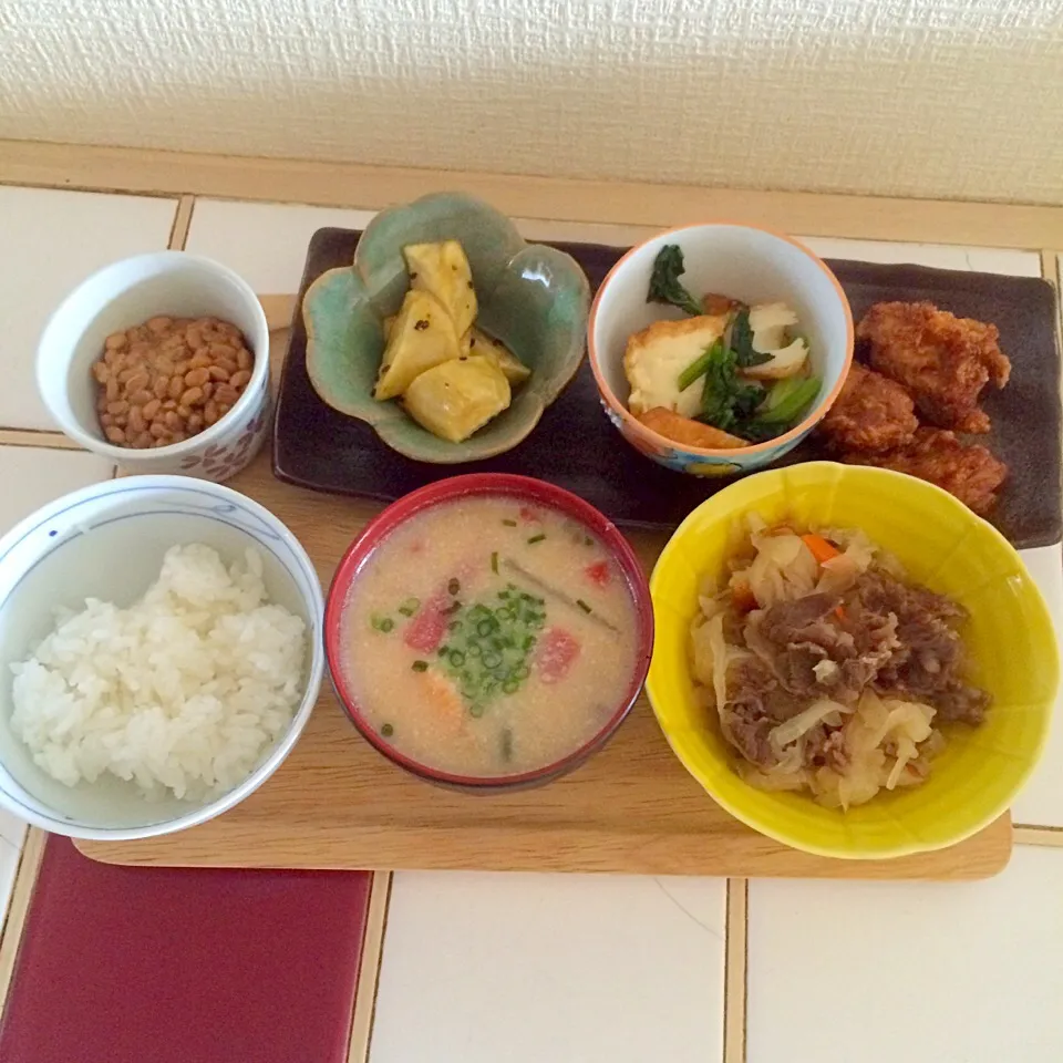 白米☆粕汁☆牛肉と大根の煮物☆和風唐揚げ☆厚揚げと小松菜のさっと煮☆大学芋☆納豆(p*'∀`*q)|とまこ(*^o^*)さん