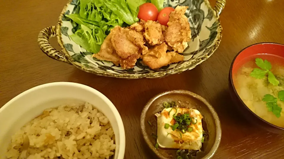 Snapdishの料理写真:おでんの汁リメイク炊き込みご飯、唐揚げ、付け合わせ野菜、大根と三つ葉のお味噌汁、冷奴|アンジェさん