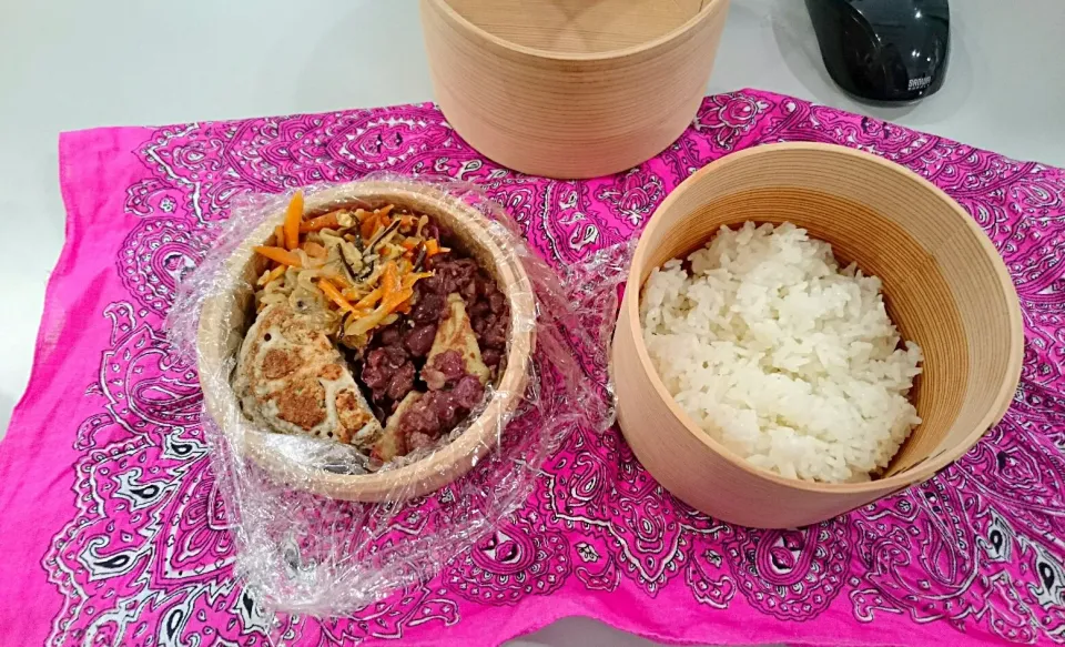 わっぱ弁当(ベジタリアン)
蓮根のすり下ろしを挟んだ蓮根バーグ*小豆さつまいも(小豆かぼちゃの変化系)*玉ねぎと人参とあらめの生姜味噌|ちーざさん