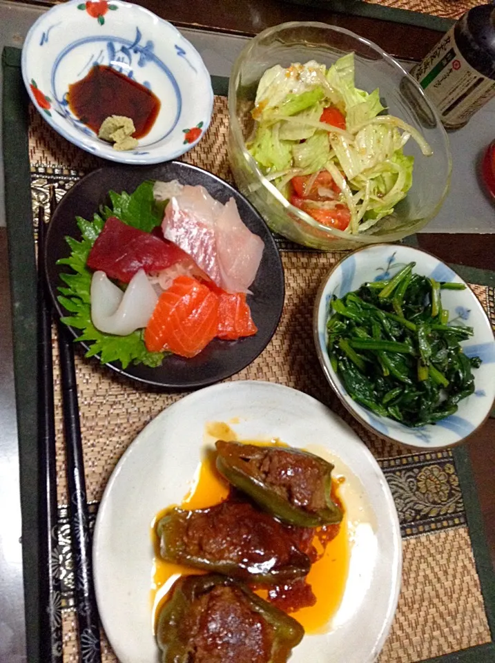 ほうれん草の胡麻和え＆レタスサラダ＆ピーマンの肉詰め＆お刺身|まぐろさん