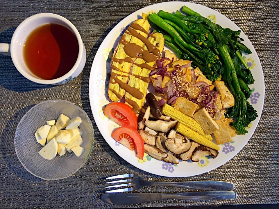 ベジタブルプレート 豆腐は簡単に塩、黒こしょう、醤油で味付け 焼き芋のローゴマソースをかけてみた。|Luo Zhen Yamuchaさん