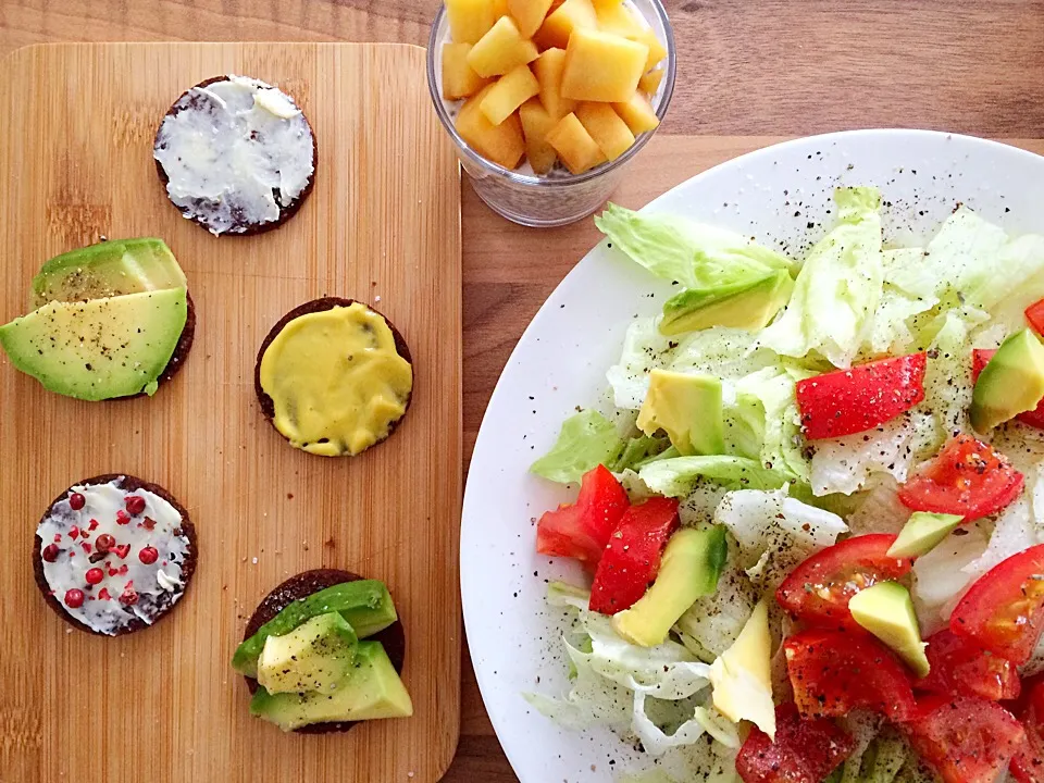 Salad and pumpernickel with mango mousse, salted butter, red pepper and avocado. 🍽 chia pudding with chopped mango for dessert 😋|CatzeMDさん