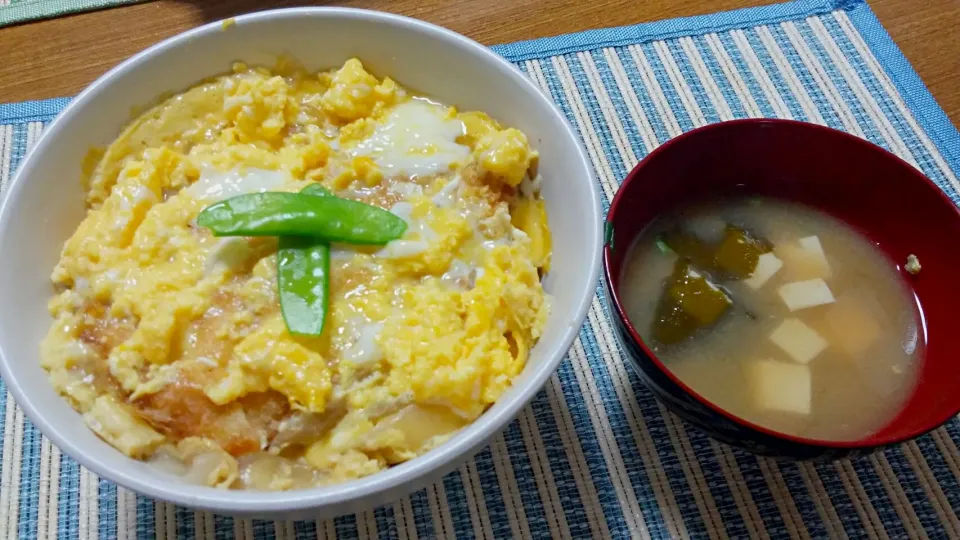 Snapdishの料理写真:ふわとろカツ丼
あさりの味噌汁|あぁちゃんさん