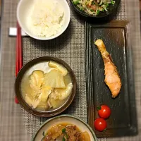 1月10日 晩ご飯
＊塩鮭
＊どて煮
＊もやしの中華サラダ
＊みそ汁(揚げ、キャベツ、しめじ、えのき)|mayuさん