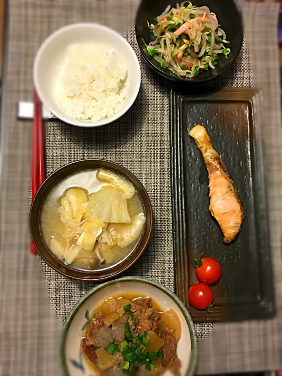 1月10日 晩ご飯
＊塩鮭
＊どて煮
＊もやしの中華サラダ
＊みそ汁(揚げ、キャベツ、しめじ、えのき)|mayuさん