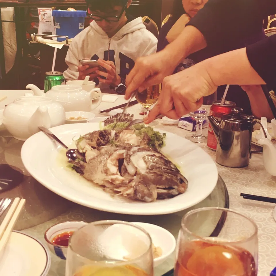 Family dinner: dish 2 steamed grouper 🐟|Suyi Chanさん