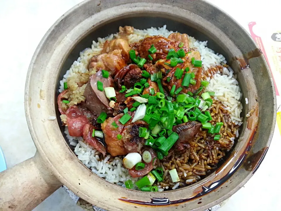 CLAYPOT CHICKEN RICE
七輪での炭火焼きでじっくり炊き上げられ、お焦げも美味しい😋|korinoさん