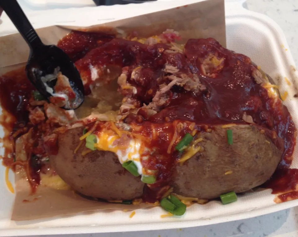 BBQ baked potato with brisket, cheese, sour cream, scallion, and BBQ sauce.|ernest ristiさん