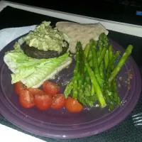 Beef pattie with Romaine lettuce, topped with homemade guacamole, a whole wheat sandwich thins,  cherry tomatoes and asparagus cooked with a tsp of coconut oil,|Jennifer Powellさん