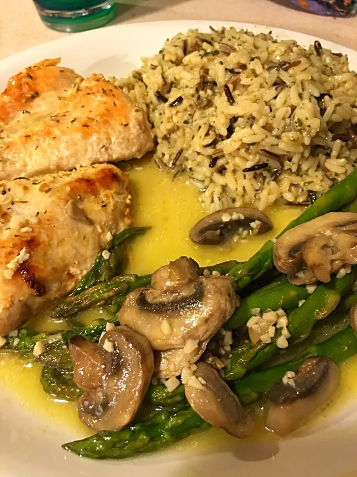 Sautéed chicken breasts with asparagus and mushrooms in a garlic butter and thyme sauce|Christina Louiseさん