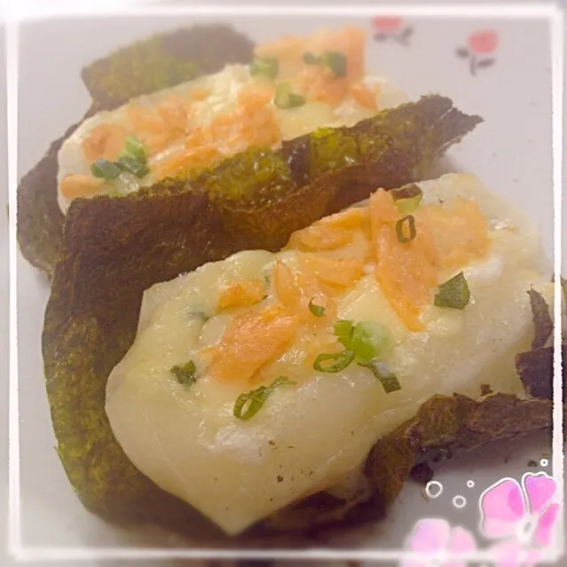 Snapdishの料理写真:izoomさんの料理 鮭フレークねぎチーズ餅 【Grilled rice cake w/ salmon,leek and cheese filling】|もっさんさん