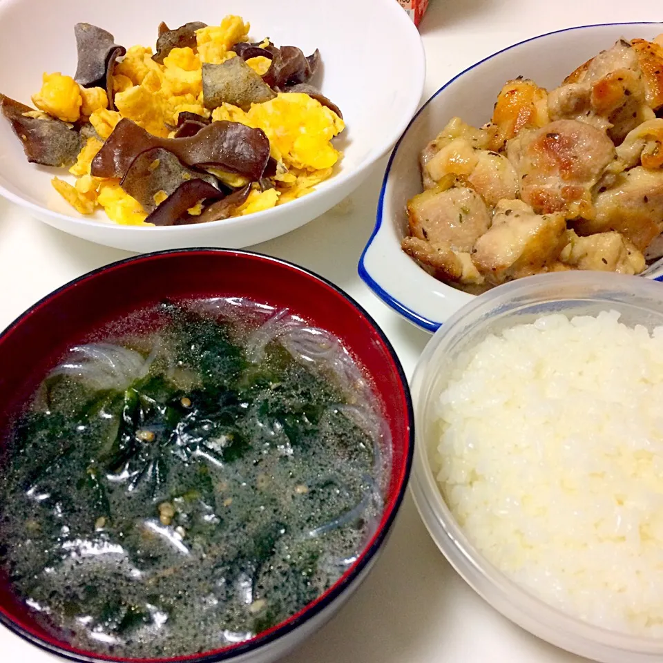 チキンの香草焼き、きくらげと卵の炒め物、わかめ春雨スープ|まこさん