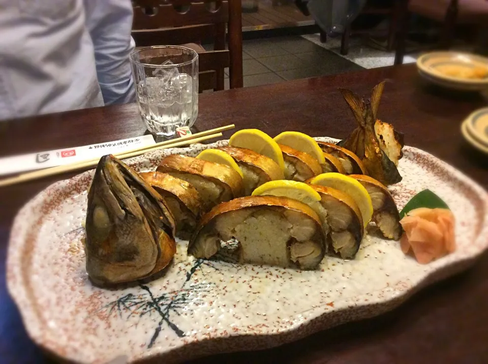 Snapdishの料理写真:高知県グルメ！鯖の焼き寿司🐟(尾頭付き)😋|アライさんさん