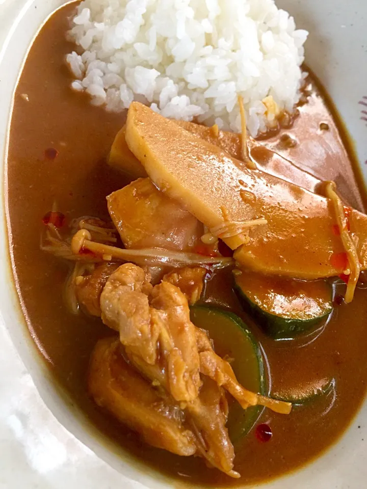 タイ風 タケノコとズッキーニと鶏肉のラー油カレー|でおでおさん