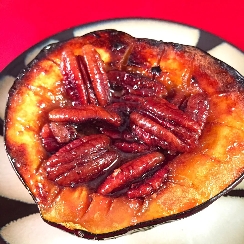 Snapdishの料理写真:Acorn Squash With Butter Pecan Sauce|mamaeriさん