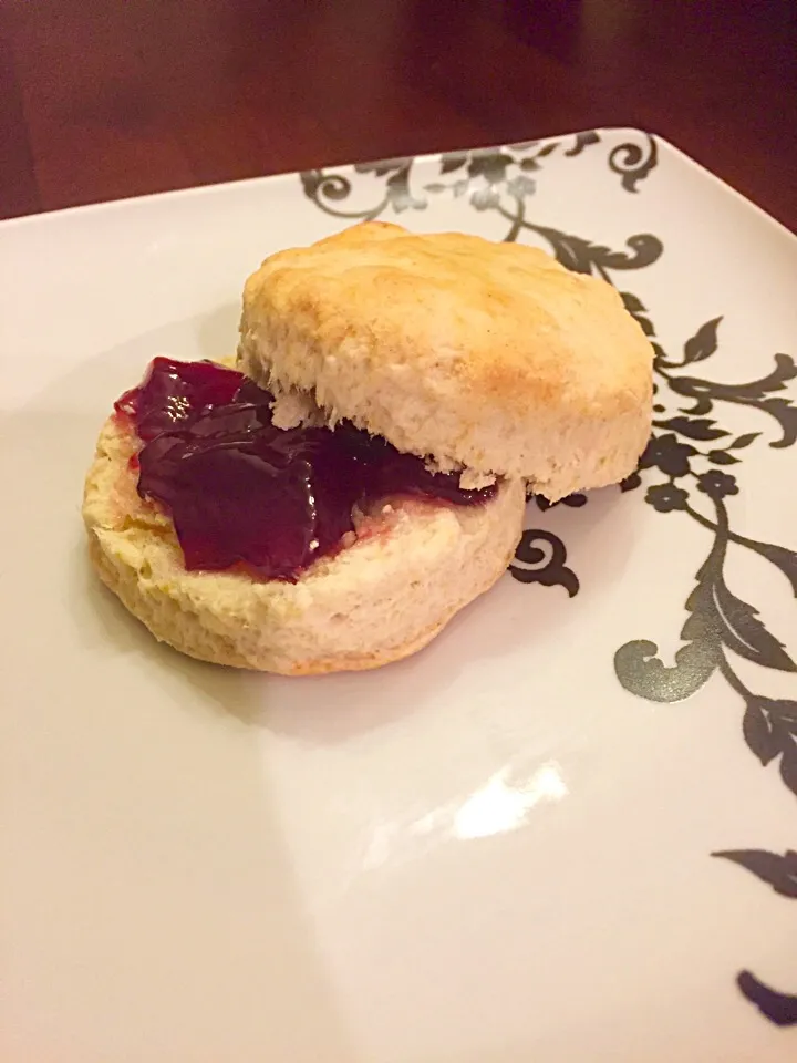 Biscuits with a little jam!|jamesさん