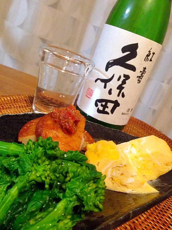 🍶久保田 紅壽とアテ🍶菜花のおひたし、焼きさつま揚げ 神楽南蛮味噌で、卵焼き😋|アイさん