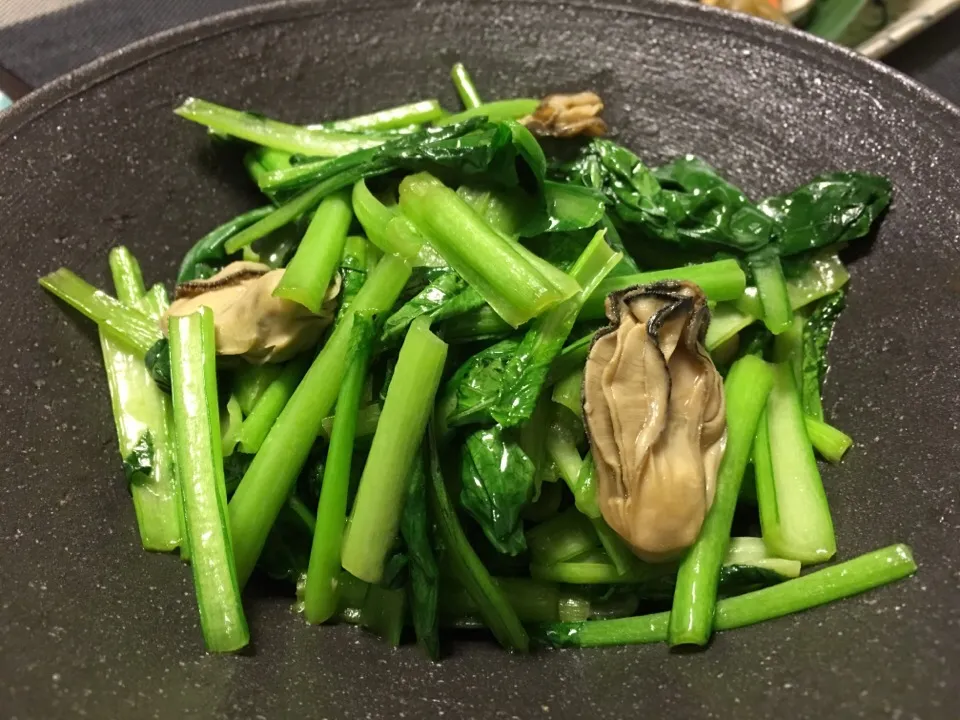 小松菜と牡蠣の炒め物
うーん！牡蠣のオイル漬けを使ったら美味しさ倍増♡|akemi🐝さん