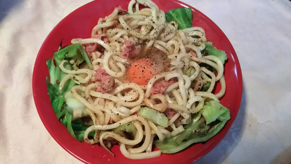 まだまだ冬休みなのでランチはコーンビーフとキャベツを使って焼きうどんを作ってみましたけど〰😋|quitaさん