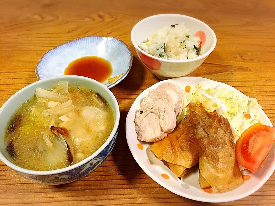 Snapdishの料理写真:中華スープ、揚げ餅入り。冷凍しておいた春巻き、鶏ハムシソ、チーズ入り。|pepiさん