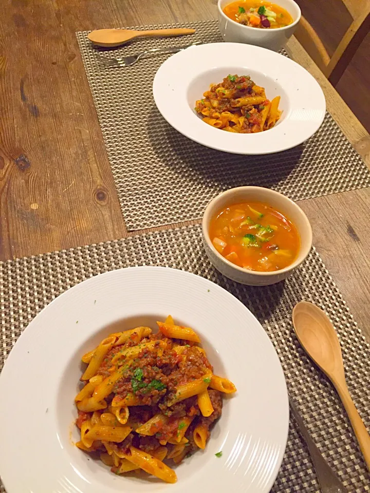 祭日パスタ😊🍝ミートソースのペンネ、たっぷり野菜とミックスビーンズのミネストローネ🍅|まみりんごさん