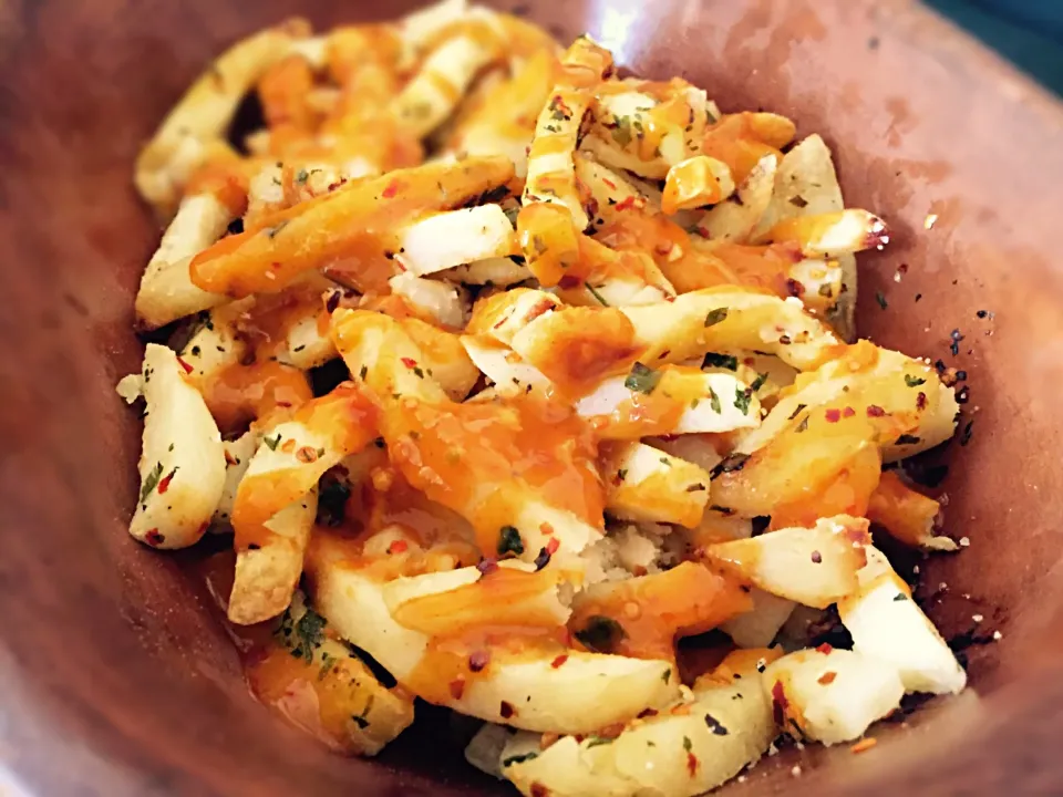 Potato fries with herbs, spices, garlic and chilli sauce|Sergio Lacuevaさん