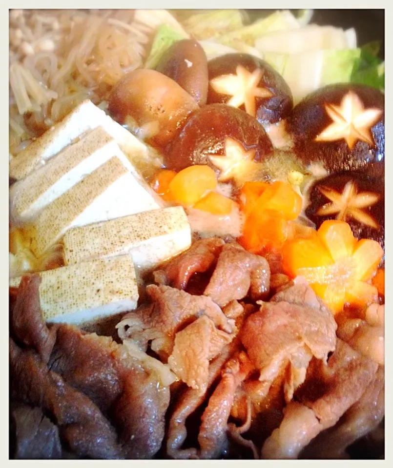 すき焼き。Sukiyaki, thinly sliced beef, tofu, vegetables stewed in sweetened soy and eaten with a raw egg dip|toyamadaさん