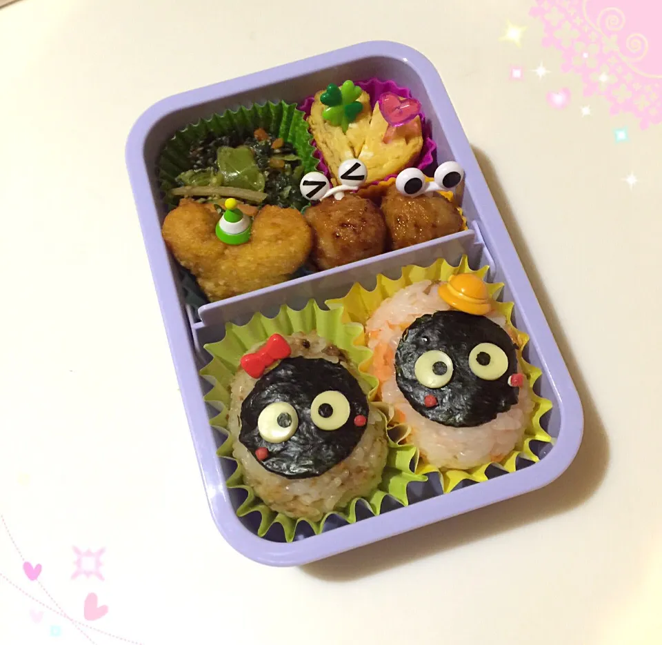 真っ黒くろすけ鮭、鶏そぼろおむすび弁当❤︎|Makinsさん