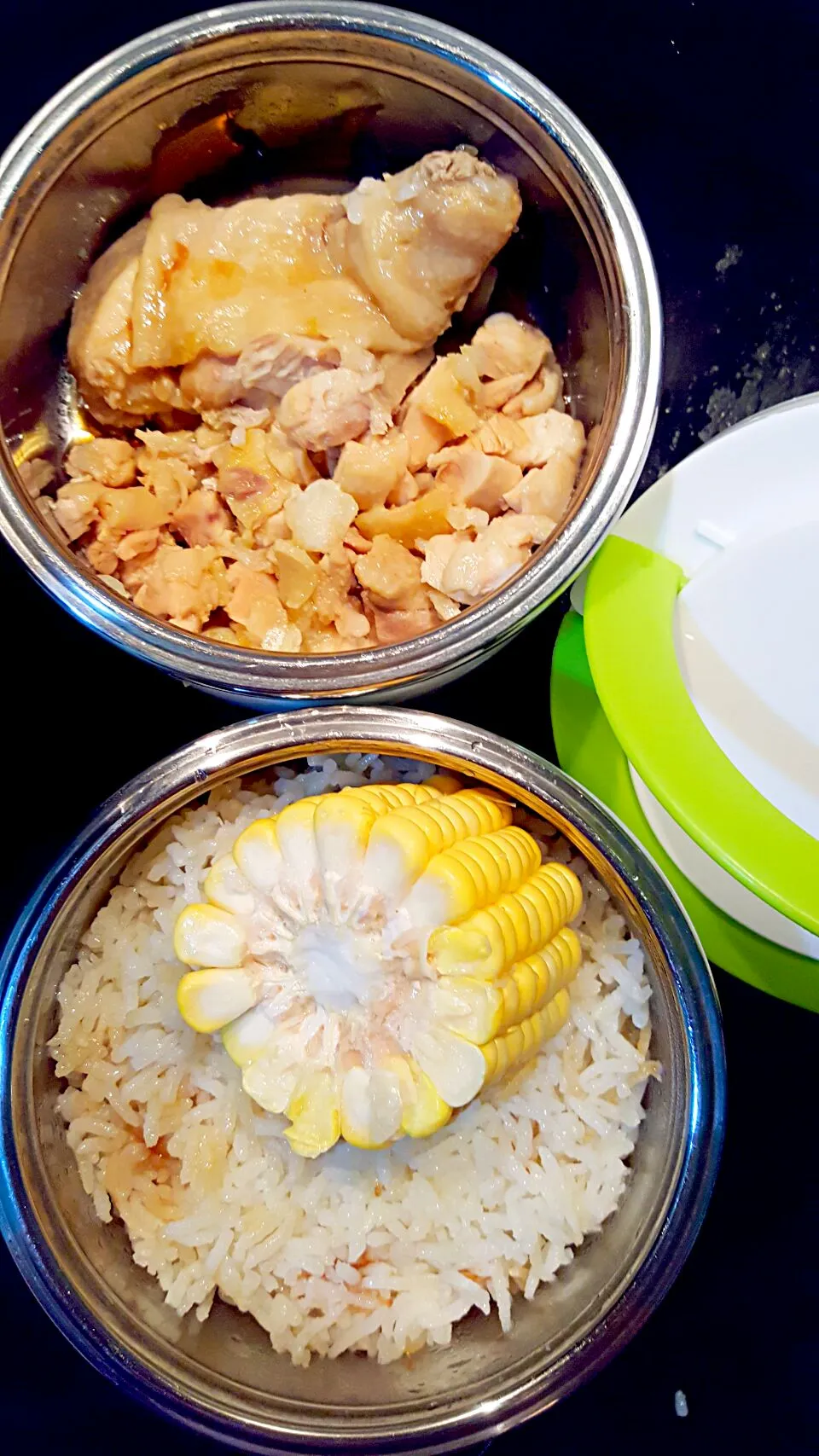 Lunchnox for kids - Hainanese Chicken Rice with corn on the side. the chicken is diced to ease the chewing of a child.|Serene Leeさん