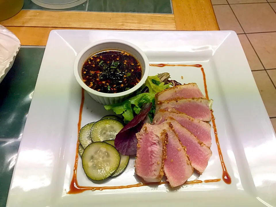 Katsumi ahi ahi!!! Toasted sesame seed encrusted ahi tuna w/ soy ginger lime sauce and oishi pickled cucumber..|Humberto f. gonzalezさん