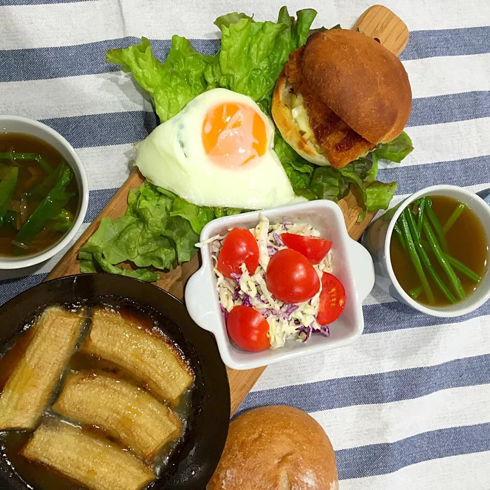 パンにいろいろ挟んで朝食。|pigronaさん