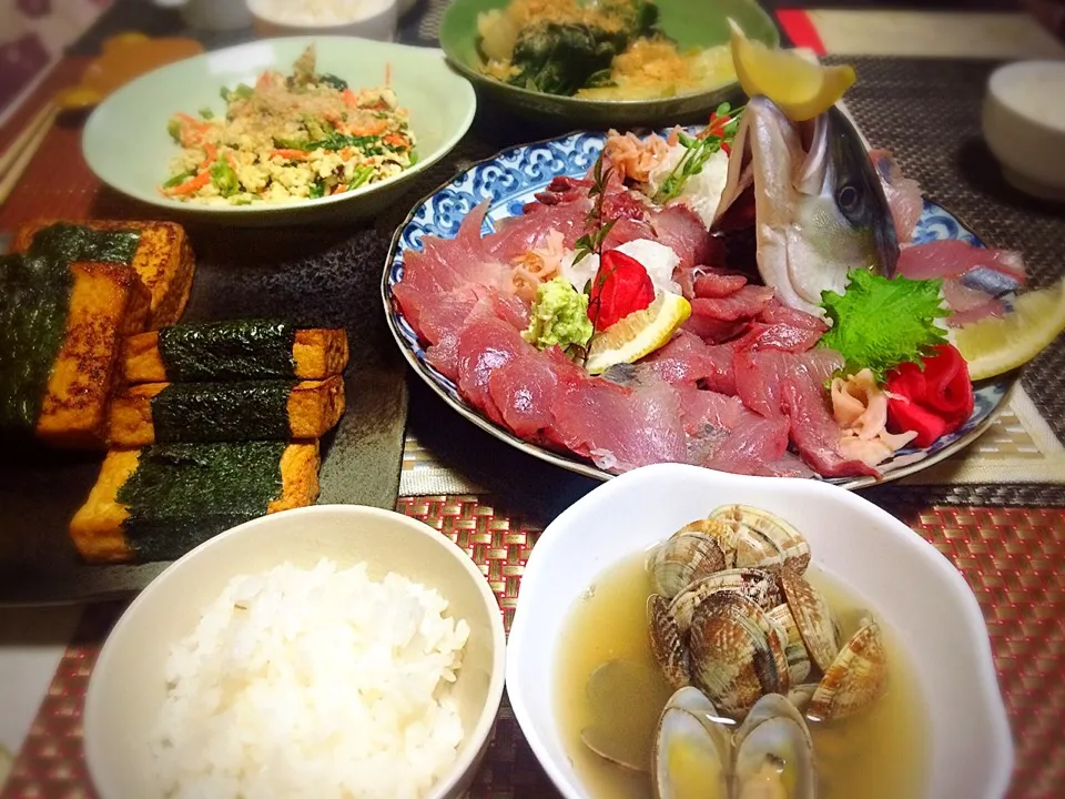 Miki Sanoさんの料理 がんもどきの磯辺焼き 湯抜きと焼き醤油がポイント😋コスパ カロリー共に下げ美味しく食べれちゃいます。今夜は絹揚げで いなだのお刺身 炒り豆腐 菜っ葉のおひたし アサリのつゆ|佐野未起さん