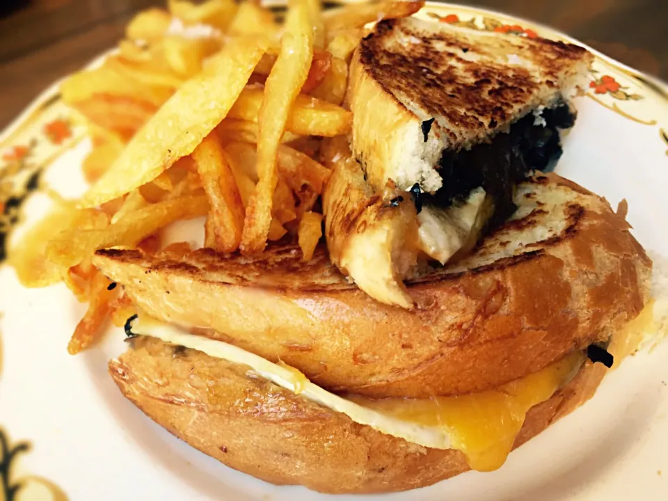 Thick toasted cheese, mushrooms, caramelized onions and egg with some fries|Sergio Lacuevaさん