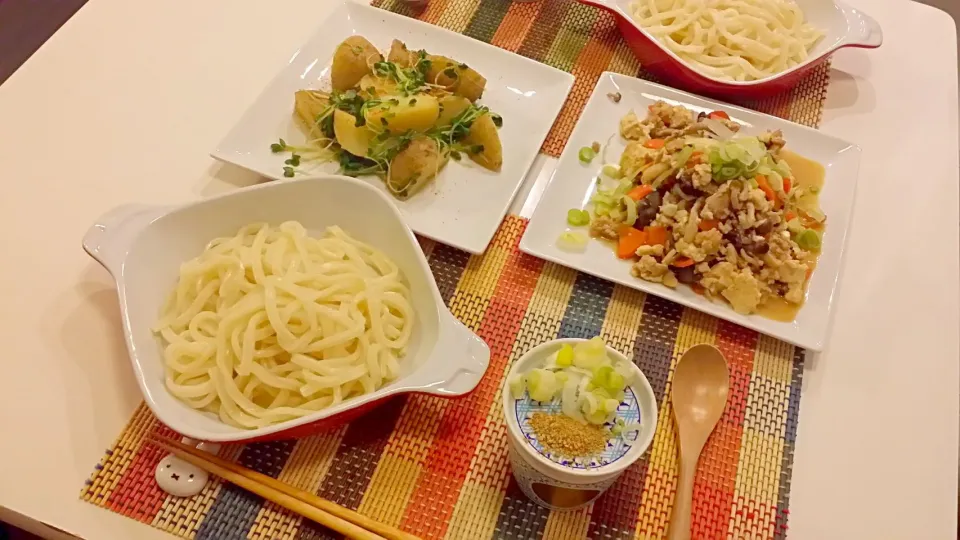 Snapdishの料理写真:今日の夕食　水沢うどん、新じゃがのバター醤油炒め、いり豆腐|pinknari🐰🌈さん