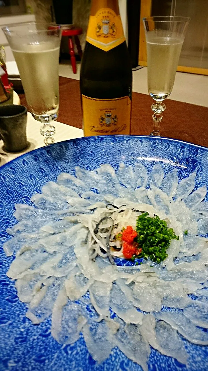 Snapdishの料理写真:河豚刺し🐟Ψ(￣∇￣)Ψ泡で🍷|ナムナムさん