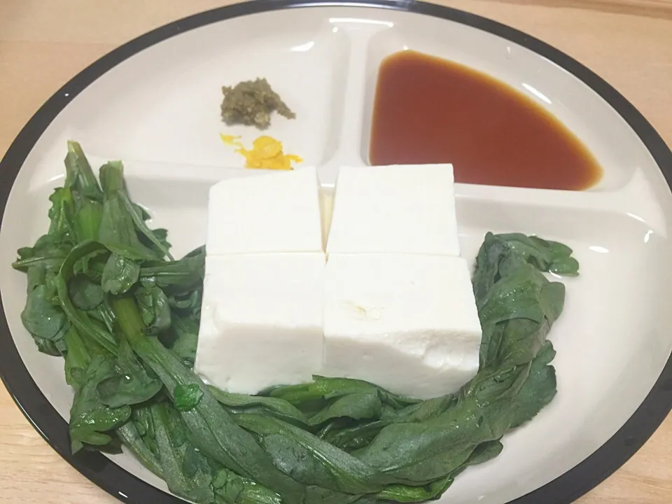 Snapdishの料理写真:俺の湯豆腐 旬の春菊添え 九州はやっぱり柚子と柚子ごしょうやね^ ^
ポン酢は旭ポンズ|さくたろうさん