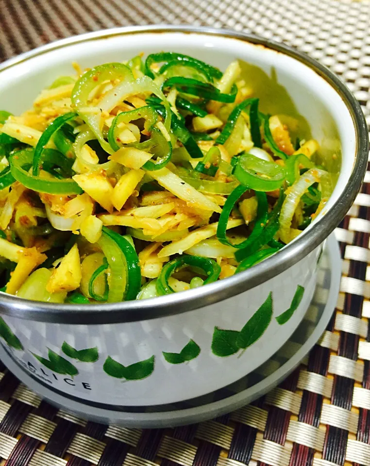 生姜の千切りと大ネギに醤油を掛け混ぜた物  熱々ご飯やお豆腐に乗せてみて💕美味しいですよ。|keikoさん