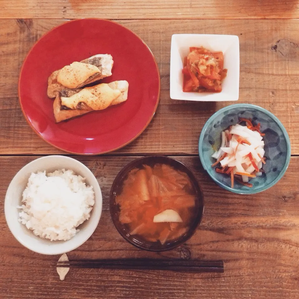 荒巻鮭の味噌マヨネーズ焼き
紅白なます
トマトとザーサイの胡麻油和え
ジャガイモとキムチのお汁|aoさん