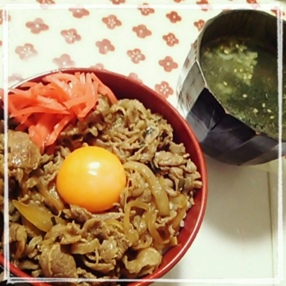 まりちゃんのわかめスープ♡と牛丼|めぐチー🌿さん