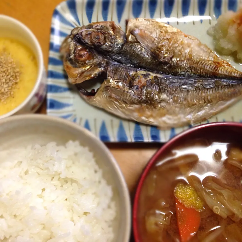 Snapdishの料理写真:具沢山なお味噌汁と鯵の干物。ナメタケ納豆で朝ご飯（^人^）|こなちゅんさん