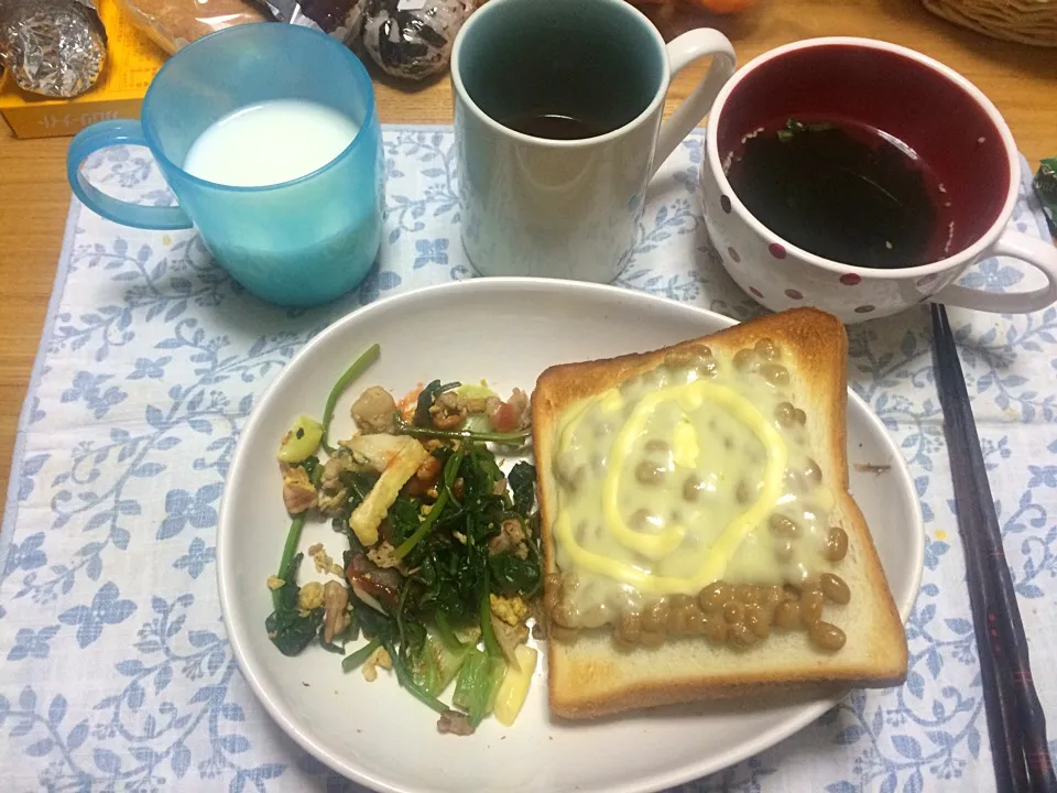 納豆トーストと嫁の実家で採れたほうれん草のソテー|こいちゃんの夫さん