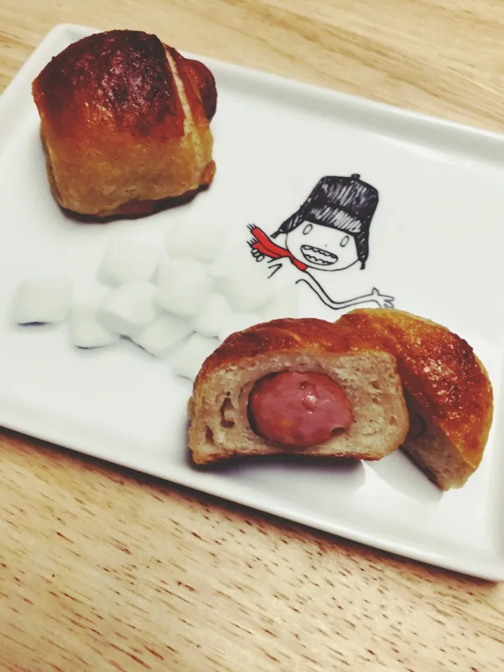 Snapdishの料理写真:Pigs in a pretzel blanket /市販のピザ生地でとっても簡単！|りささん